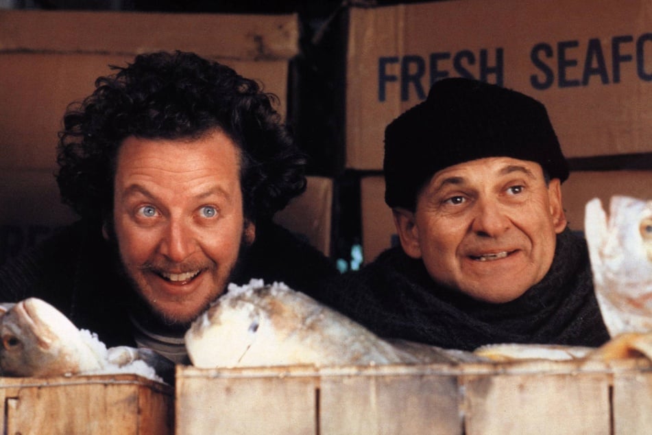 Dort spielt Stern (l.) den trotteligen Gangster Marv, der zusammen mit Harry (Joe Pesci, 82) hinter Kevin her ist.