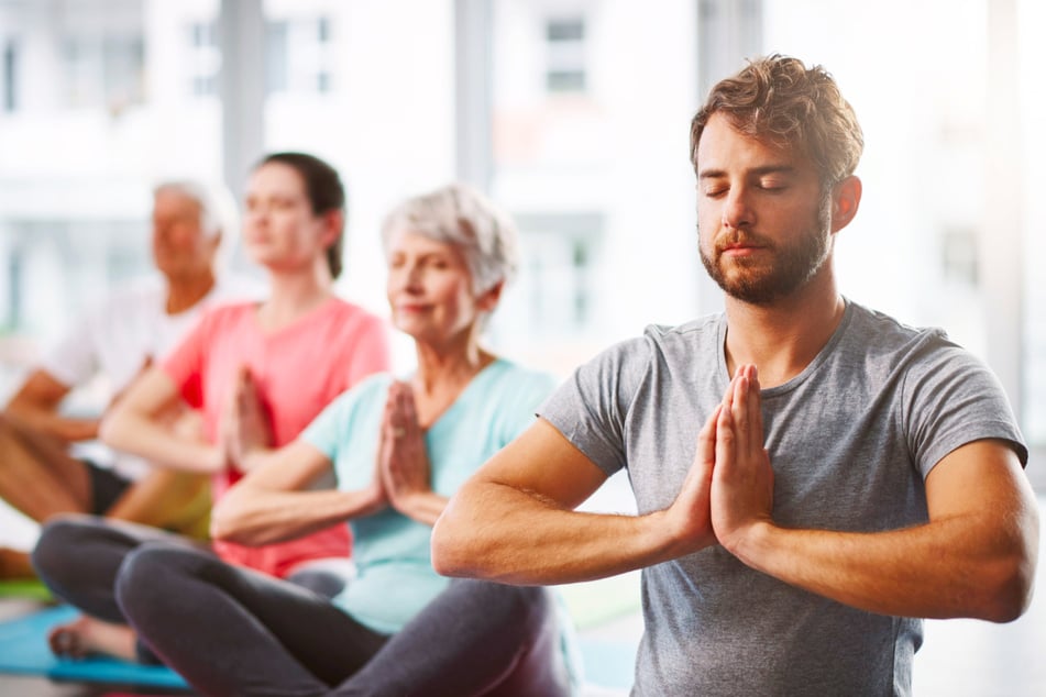 Gesundheitskurse wie Yoga oder autogenes Training fördern die körperliche und mentale Entspannung.
