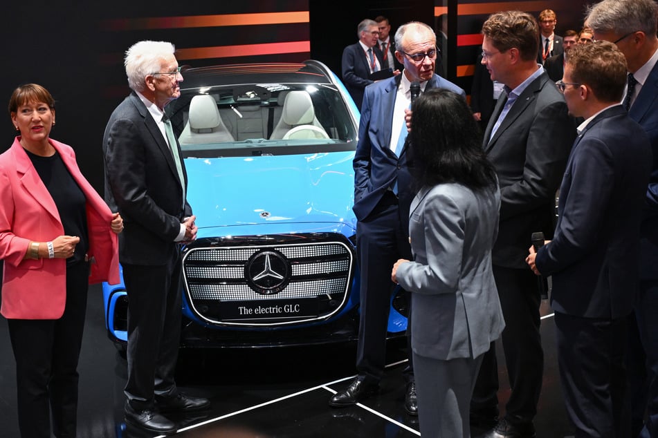 Friedrich Merz (69, 3.v.l.) besuchte am Dienstag die IAA Mobility in München. Der Bundeskanzler hatte jedoch mit dem E-Auto von Mercedes zu kämpfen.