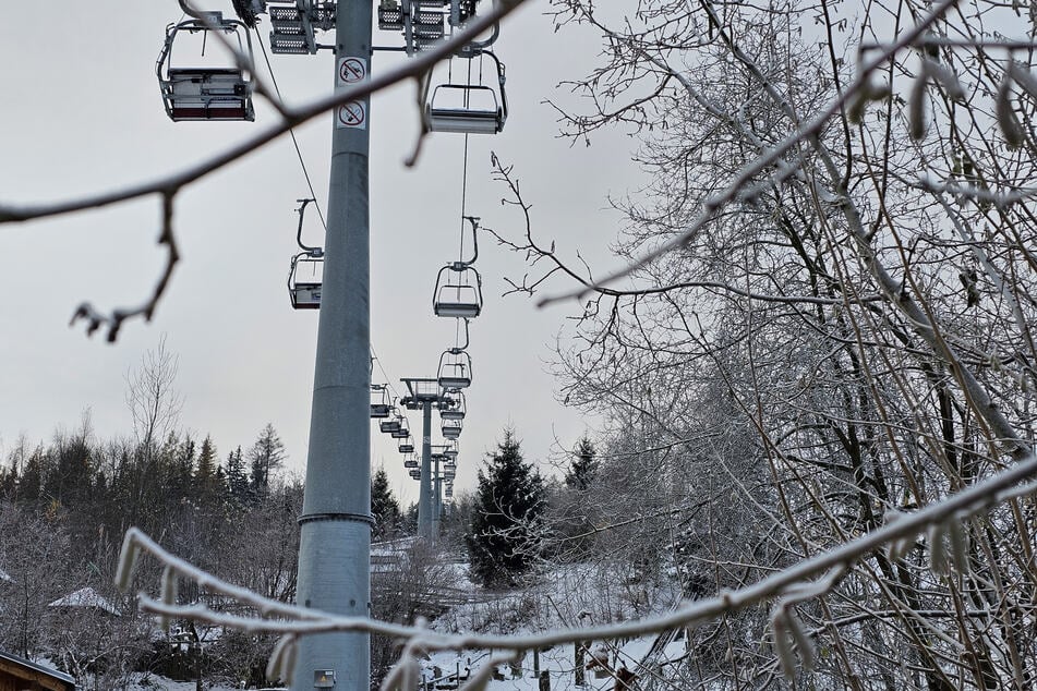 Noch ist der Skilift in Eibenstock leer - doch schon ab dem ersten Advent könnten hier die ersten Wintersportler unterwegs sein.