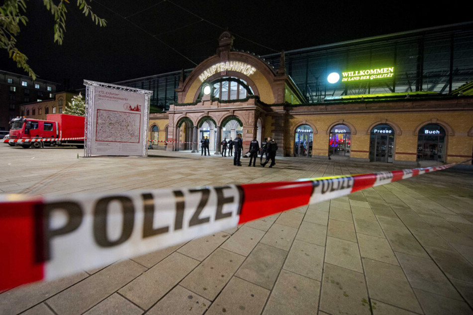 Die Polizei hatte nach der Attacke den Bereich vor dem Erfurter Hauptbahnhof abgesperrt.