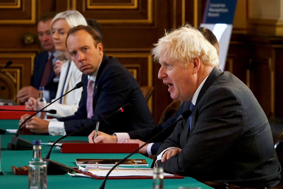 Boris Johnson (r-l), Premierminister von Großbritannien, spricht neben Matt Hancock, Gesundheitsminister von Großbritannien, und Liz Truss, Ministerin für internationalen Handel in Großbritannien, während einer Kabinettssitzung im Außenministerium.