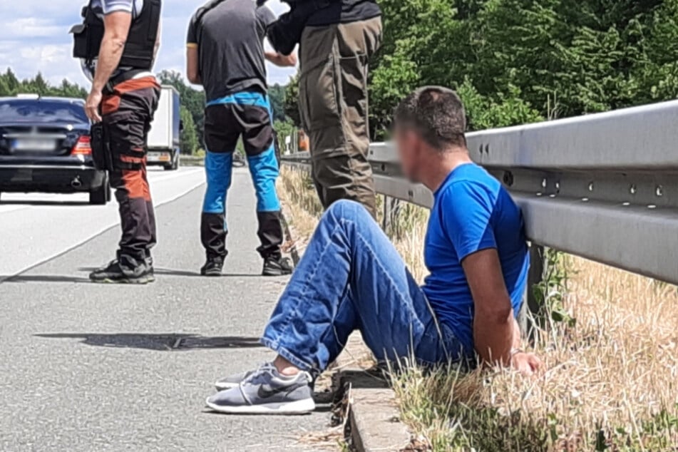 In Handschellen saß der mutmaßliche Autodieb am Fahrbahnrand der Autobahn A4.