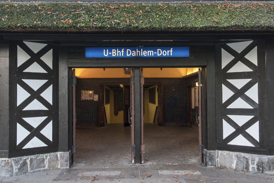 Ein Mensch ist am U-Bahnhof Dahlem-Dorf schwer verletzt worden.