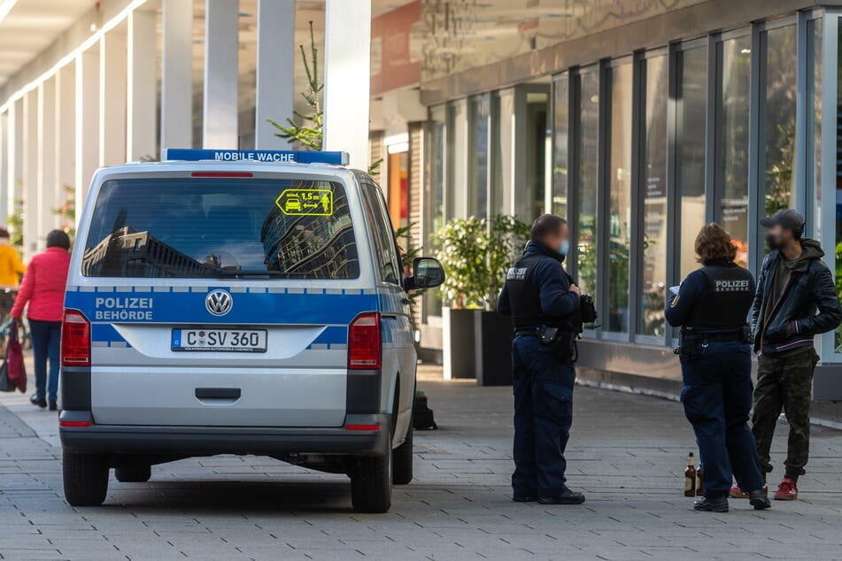 Verstoß gegen das Corona-Alkoholverbot: Polizei und Ordnungsamt fahren derzeit ständig Streife durch die Stadt.