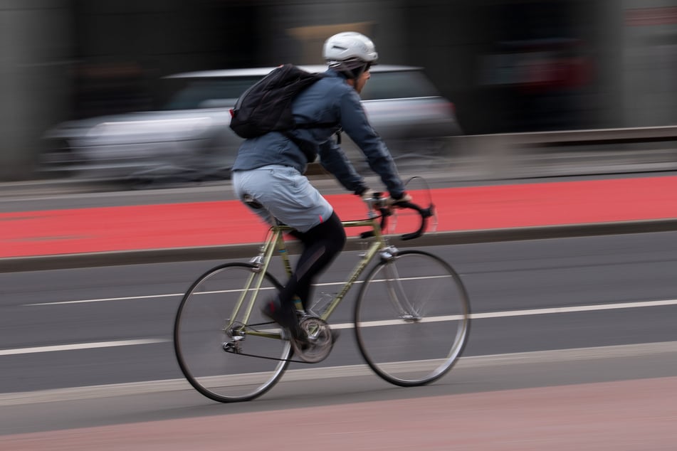 Das Fahrrad des Verletzten war unter einem Rad des Lasters eingeklemmt. (Symbolbild)