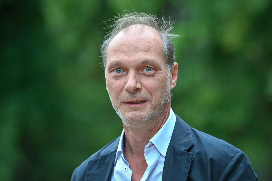 Jeden Morgen Yoga gegen Stress: Am Pfingstmontag ist der viel beschäftigte Martin Brambach (54) wieder im "Tatort"-Krimi zu sehen.
