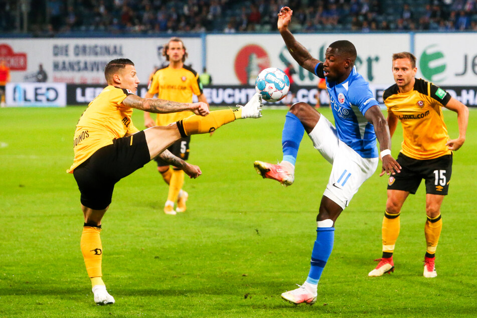Streli Mamba (2.v.r.) traf für Hansa Rostock zwar gegen Dynamo Dresden, konnte seinen Torriecher sonst aber nicht unter Beweis stellen.
