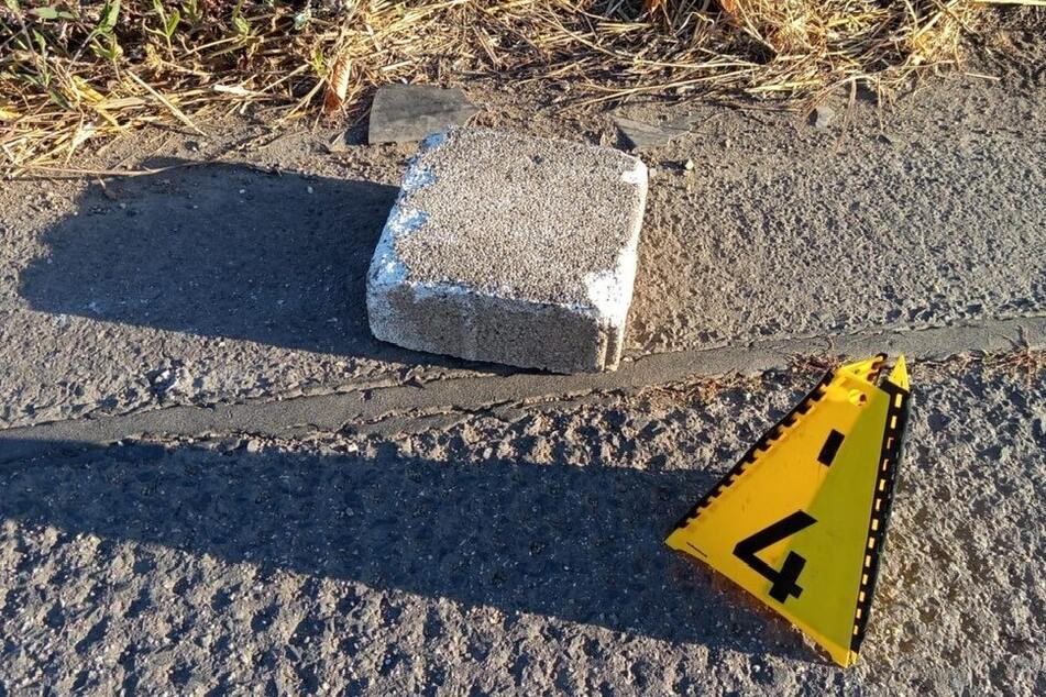 Wer die rund 20 mal 20 Zentimeter großen Steine von der Brücke geworfen hat, war zunächst unklar.
