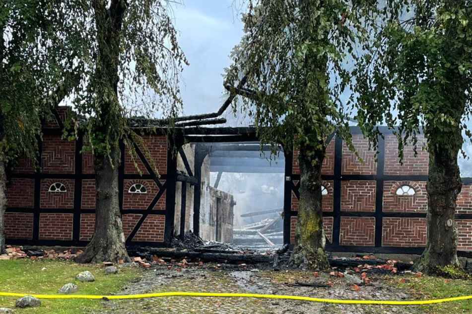 Das Haus brannte vollständig nieder, es entstand ein erheblicher Sachschaden. Verletzt wurde durch die Flammen niemand.