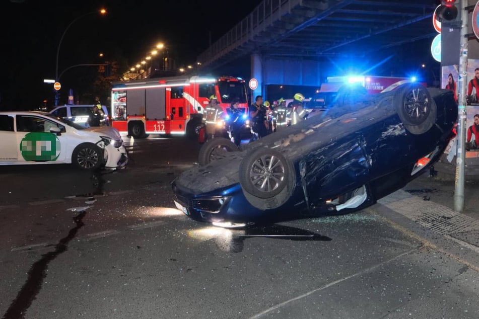 Der schwarze Toyota ist nach dem Crash auf dem Dach liegen geblieben.