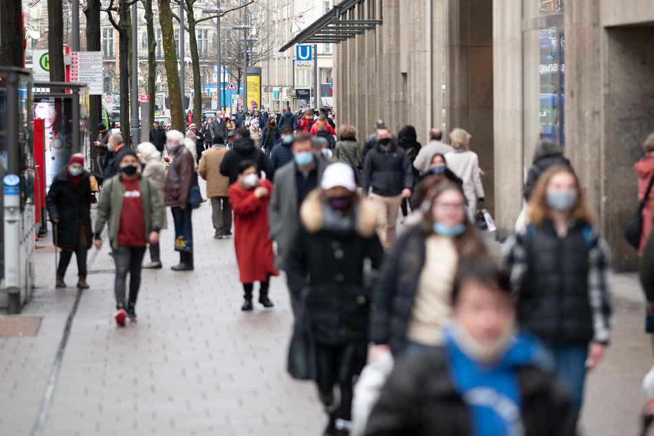 Passanten laufen durch die Mönckebergstraße in Hamburg.