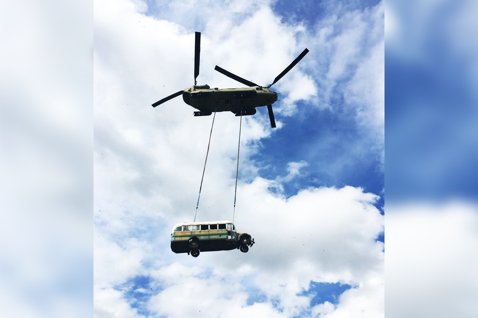 Der historische Bus hing beim Abtransport nur mittels zwei Seilen am Militär-Helikopter.