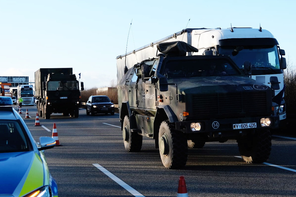Fahrzeuge der Bundeswehr rollen wieder über sächsische Autobahnen.