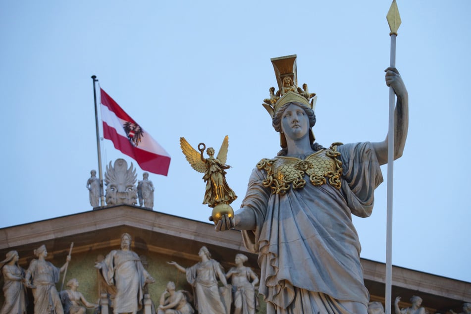 Die österreichische Flagge ist auf dem Parlament zu sehen und steht symbolisch dafür, dass sich die Mitte-Koalition einigen konnte.