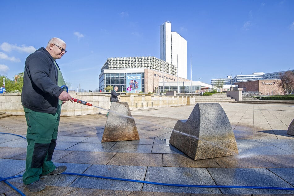 Immer wieder muss der Stadthallenbrunnen notdürftig repariert werden. Hier spült Olaf Kunz (62) von der RAC Service GmbH das Becken mit Wasser.
