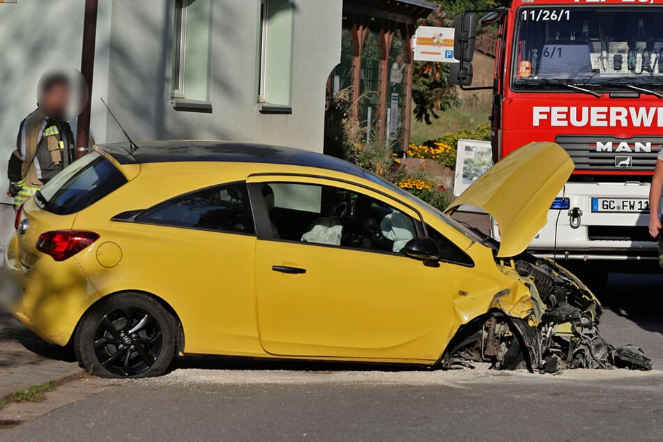 Crash in Landkreis Zwickau: Opel-Fahrerin (19) kracht gegen Geländer