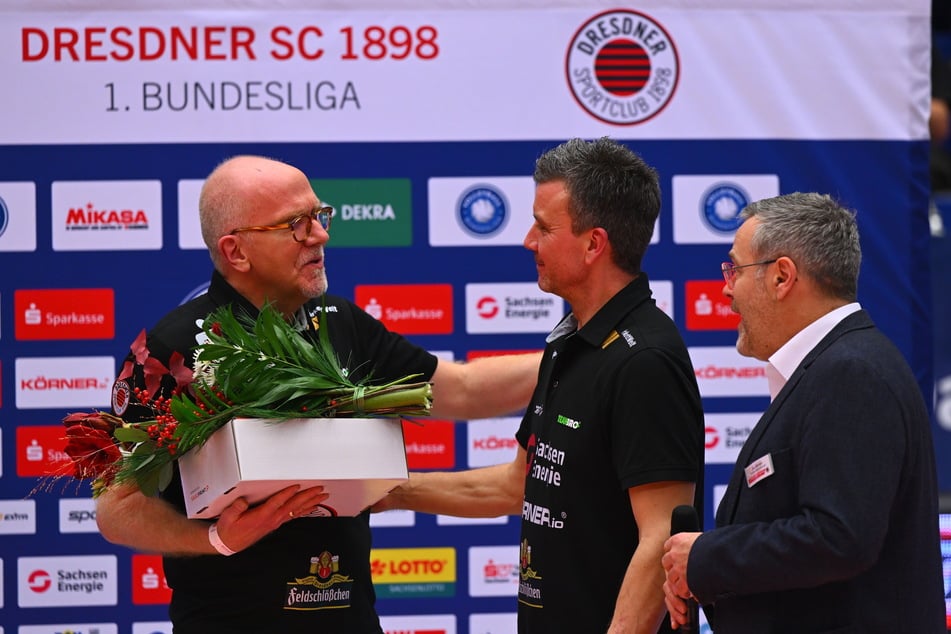 Mit DSC-Trainer Alexander Waibl (58, M.) verband Söllner eine tiefe Freundschaft. Hier feiern beide im Dezember 2022 seinen offiziellen Abschied.