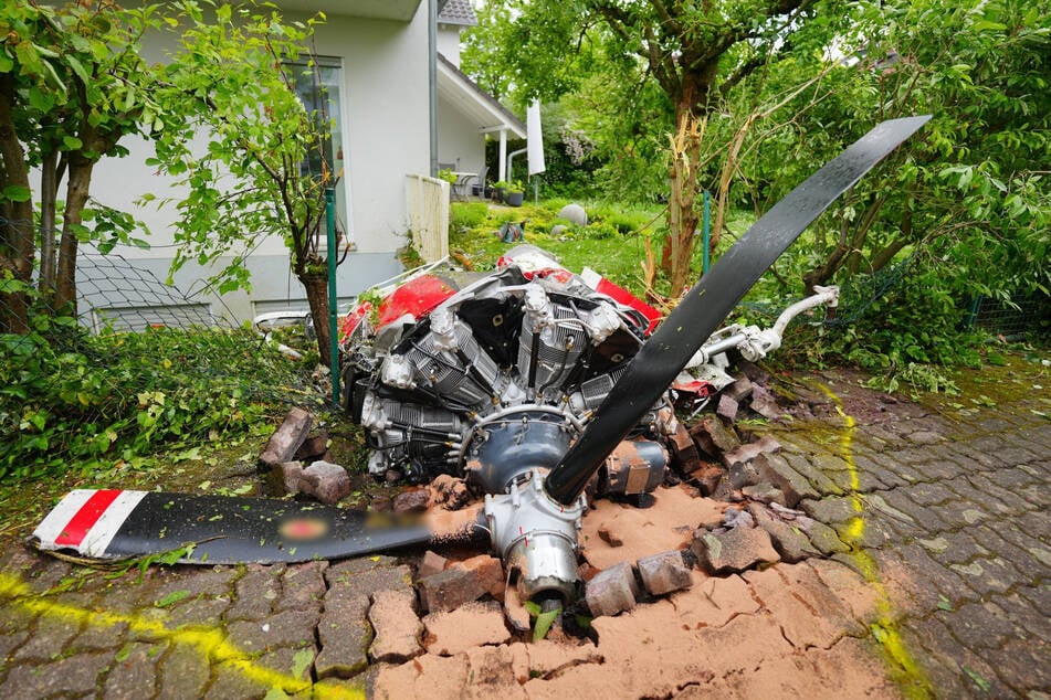 Der Hauptteil der Maschine landete im Garten eines Hauses. Ermittler wollen die Wrackteile nun genau unter die Lupe nehmen.