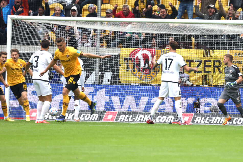 Im Hinrunden-Spiel brachte Stefan Kutschke (34, 4.v.l.) Dynamo gegen seinen Ex-Verein Ingolstadt in Führung. Am Ende stand es 1:1.