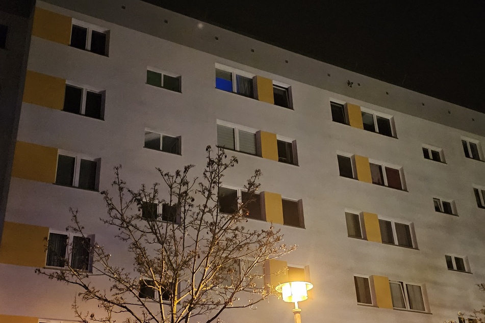 In einer Wohnung im fünften Stock eines Mehrfamilienhauses in Neu-Hohenschönhausen brach in der Nacht zum Samstag ein Feuer aus.