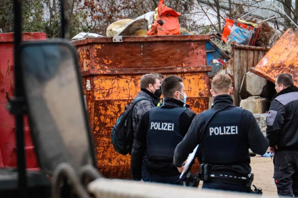 Die Ermittlungen der Frankfurter Polizei zum genauen Hergang des Arbeitsunfalls dauern zurzeit an.