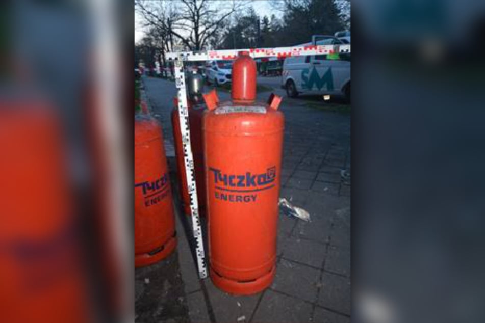 Eine dieser Gasflaschen hatte die Detonation ausgelöst. Doch niemand weiß offenbar, woher die Flaschen stammen.