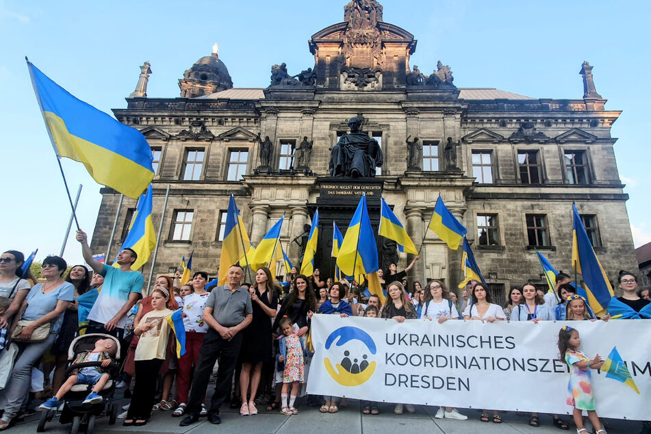 Dresdens Innenstadt strahlte am Samstag in blau-gelb.
