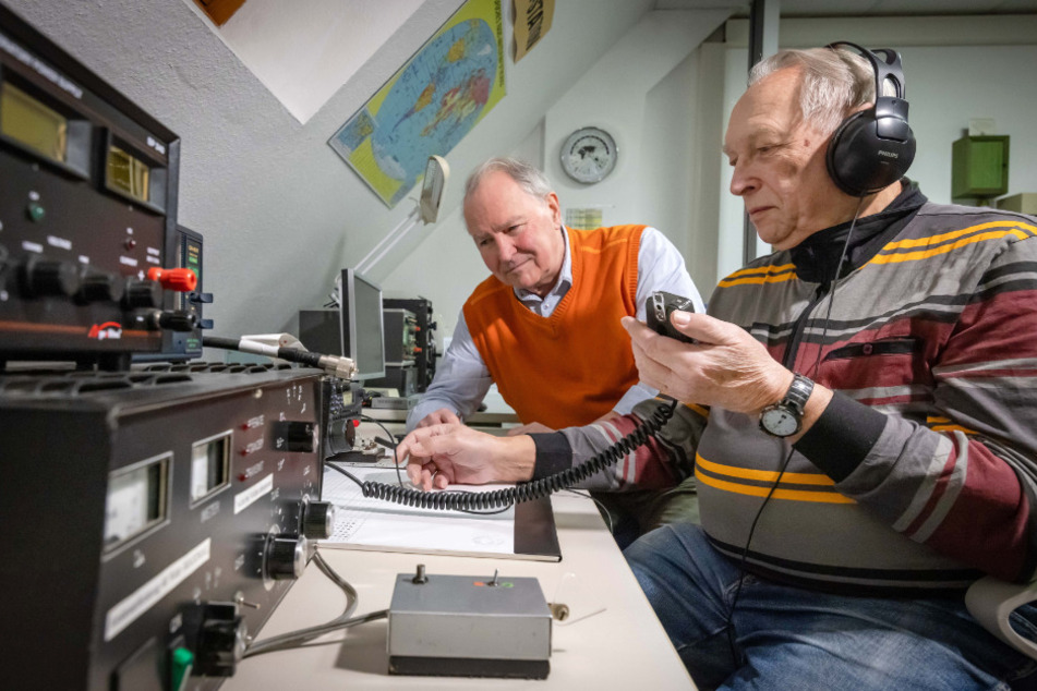Die Funkamateure Jürgen Schneider (76, r.) und Wolfgang Seidel (72) nehmen von ihrer Vereins-Station in der Altchemnitzer Straße Kontakt in die ganze Welt auf.