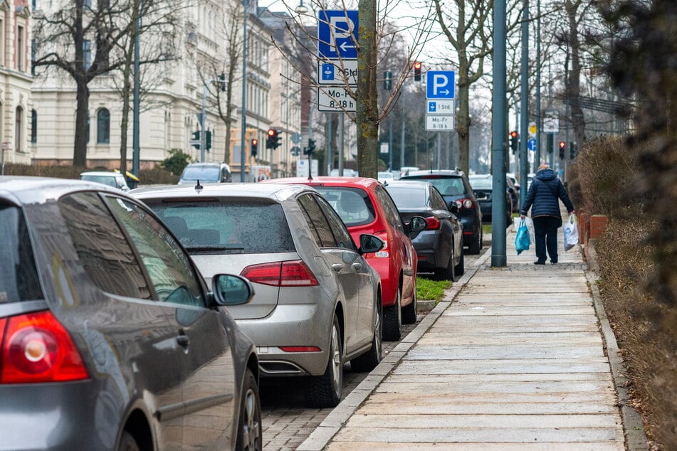 In Sachsens Großstädten wird das kostenlose Parken immer weiter eingeschränkt. Gebühren-Parkzonen und Zeitparken, wie hier auf der Chemnitzer Reichsstraße, sind heute die Regel.