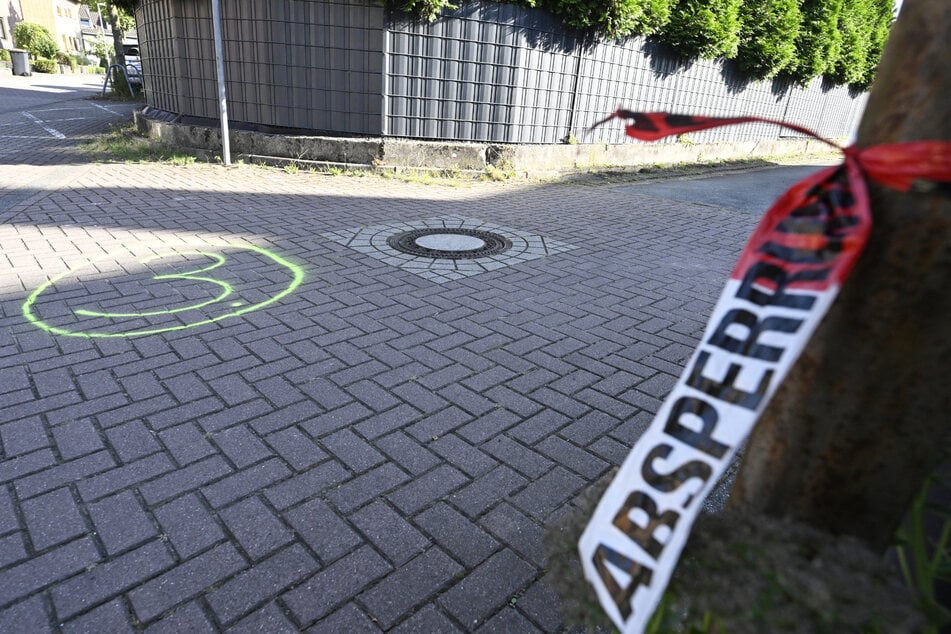 Die Polizei Duisburg hat die Spuren am Tatort in dem Wohngebiet in Moers gesichert.