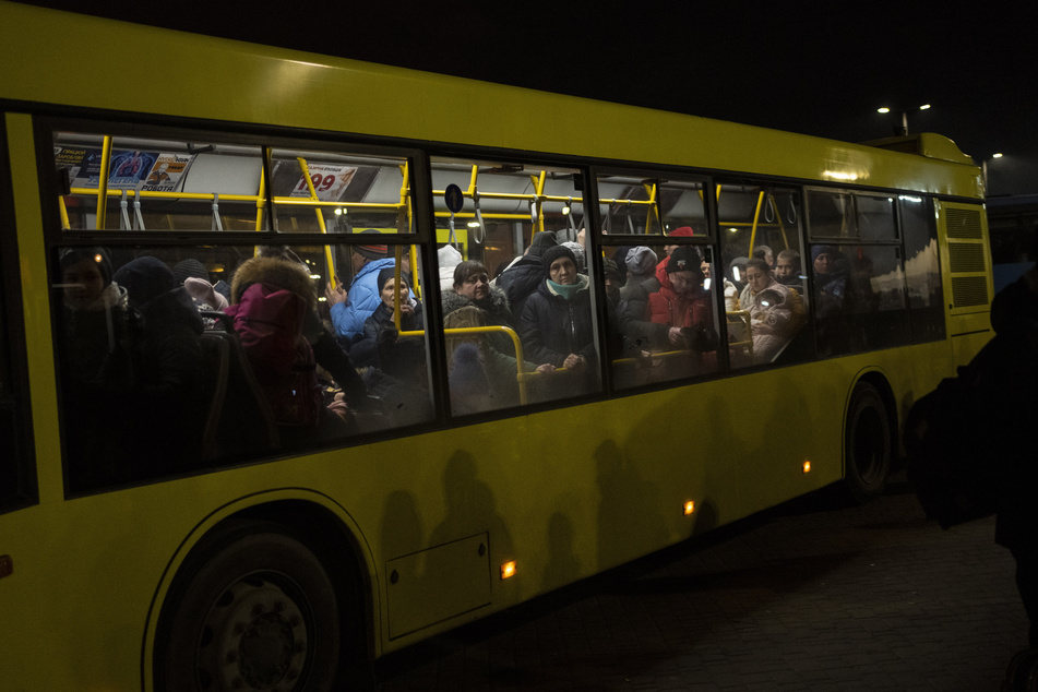 Vertriebene Ukrainer fahren mit einem Bus aus der Westukraine nach Polen.