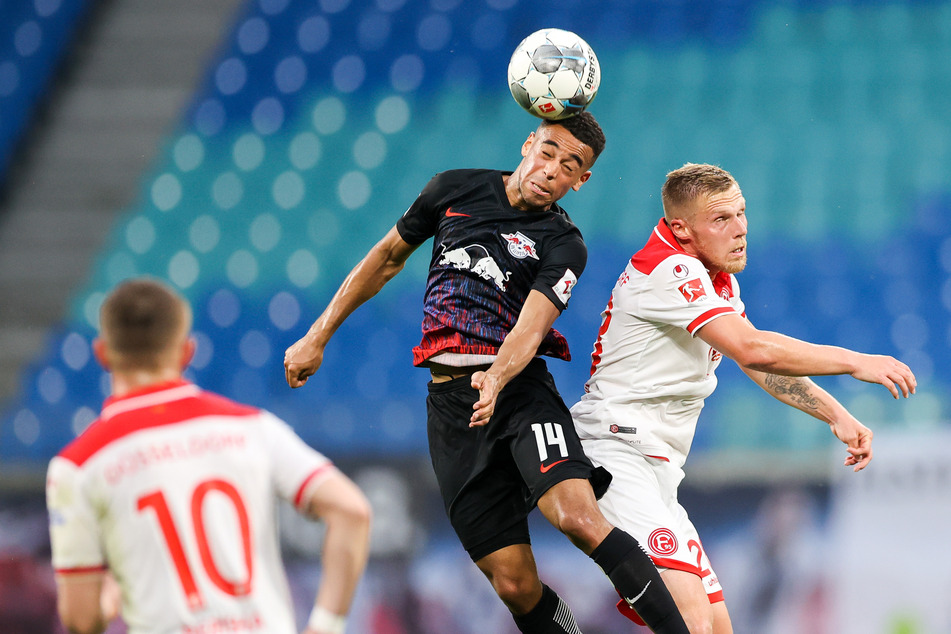 Tyler Adams (l.) im Kopfballduell gegen Düsseldorfs Rouwen Hennings.