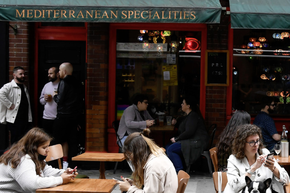 Großbritannien, London: Menschen sitzen und trinken vor einem Restaurant in Soho. (Archivbild)