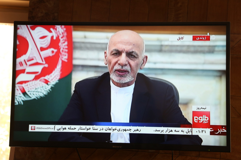 Der afghanische Präsident Aschraf Ghani spricht in einer im Fernsehen übertragenen Ansprache in Kabul. Ghani sagte, er wolle nicht, dass weiter das Blut unschuldiger Menschen in Afghanistan vergossen werde.