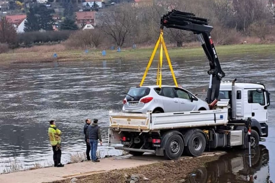 Am Mittag landete der Opel im Trockenen auf dem Abschlepper.