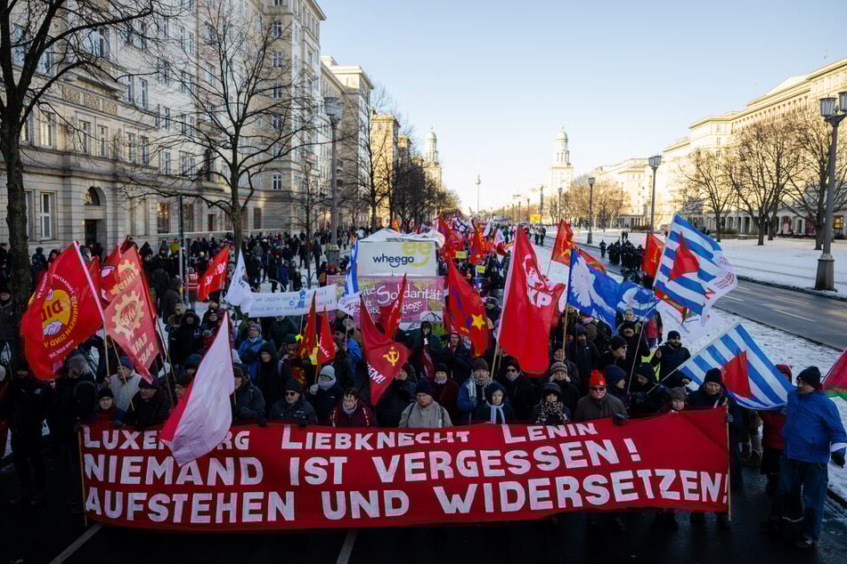 Teilnehmer während der Demonstration "Luxemburg-Liebknecht-Ehrung 2026" halten Banner und Plakate.