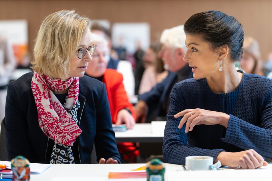 Katja Wolf (49. l.), BSW-Landesvorsitzende, und Sahra Wagenknecht (55), Parteigründerin, sprechen bei einem BSW-Landesparteitag in Thüringen. (Archivbild)