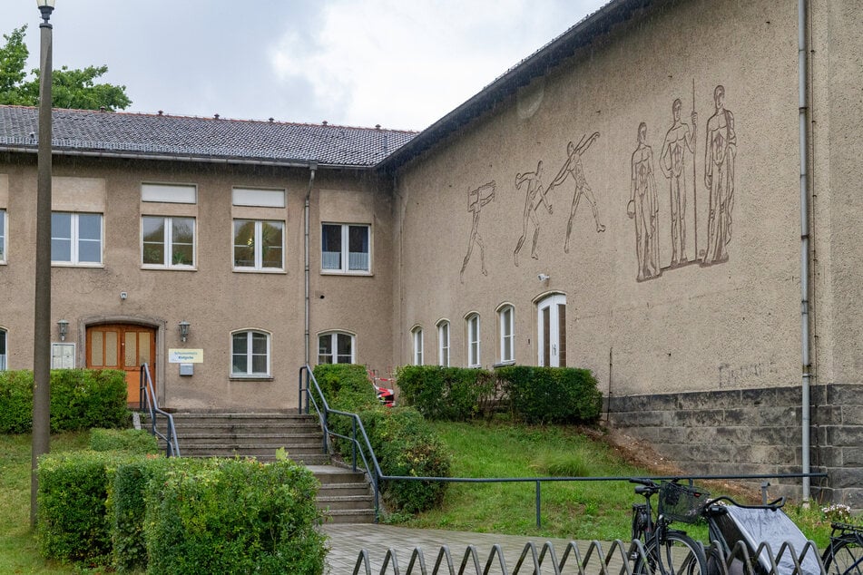 Mehrere Schulen und Vereine trainieren in der über 90 Jahre alten Schwimmhalle Klotzsche.