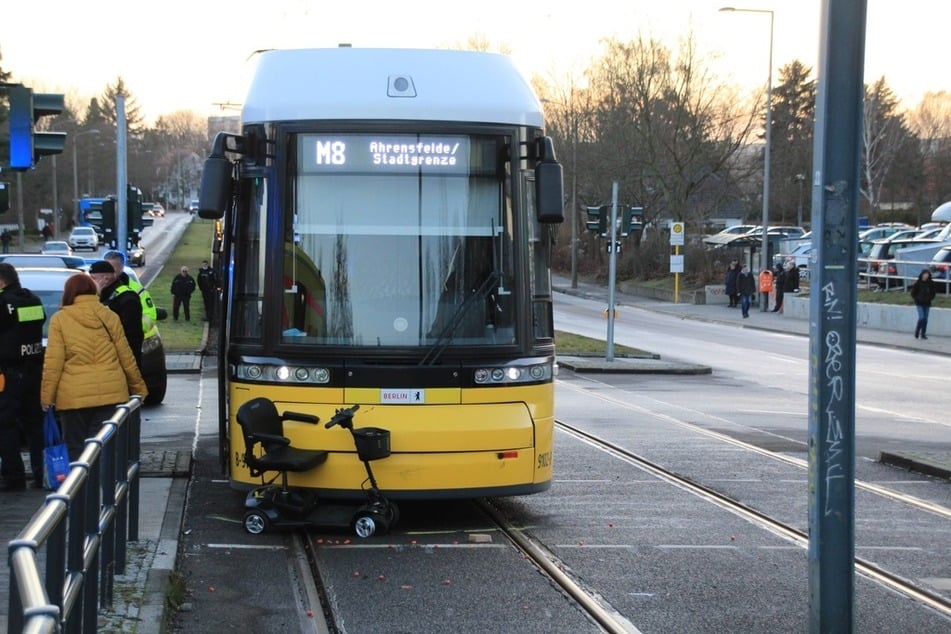 In Berlin-Marzahn ist eine Seniorin mit einer Straßenbahn zusammengeknallt.