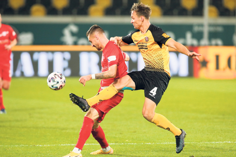 Tim Knipping (r.) im Zweikampf mit dem Zwickauer Maximilian Wolfram. Für die heutige Partie in Ingolstadt fordert der Verteidiger von sich und seinen Kollegen die Grundtugenden des Fußballs ein.
