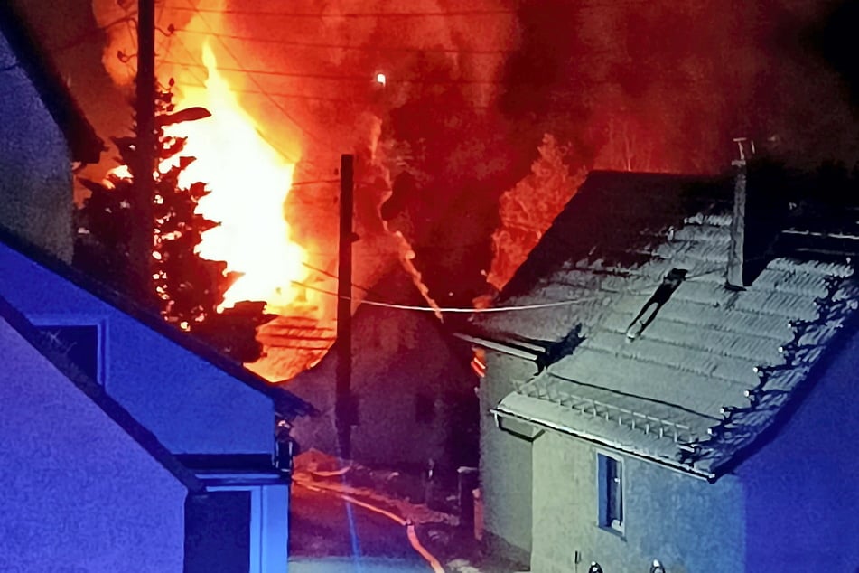 Am 17. Februar gegen 19.30 Uhr in Hohburkersdorf: Das Haus von Ralf Herold steht komplett in Flammen.