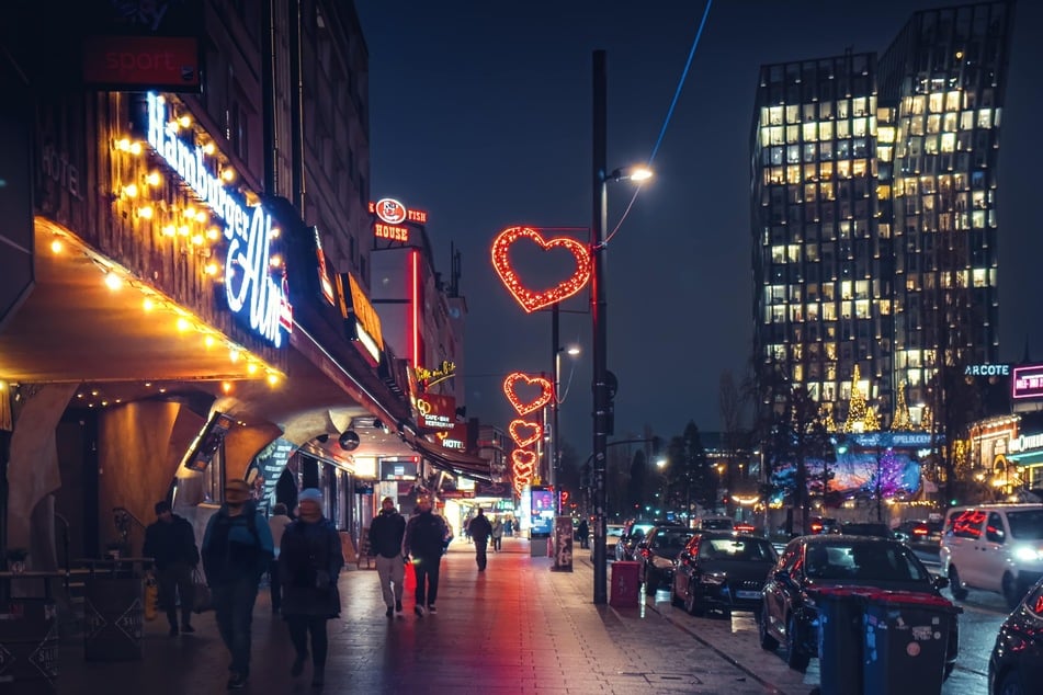 Neu sind die Herzen an 30 Straßenlaternen entlang der Reeperbahn und an zehn Bäumen.