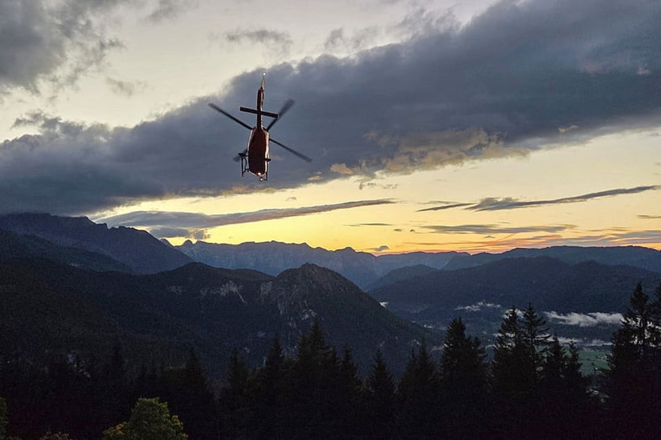 Mit dem Hubschrauber wurde ein schwer verletzter Wanderer (58) ins Klinikum Traunstein geflogen.
