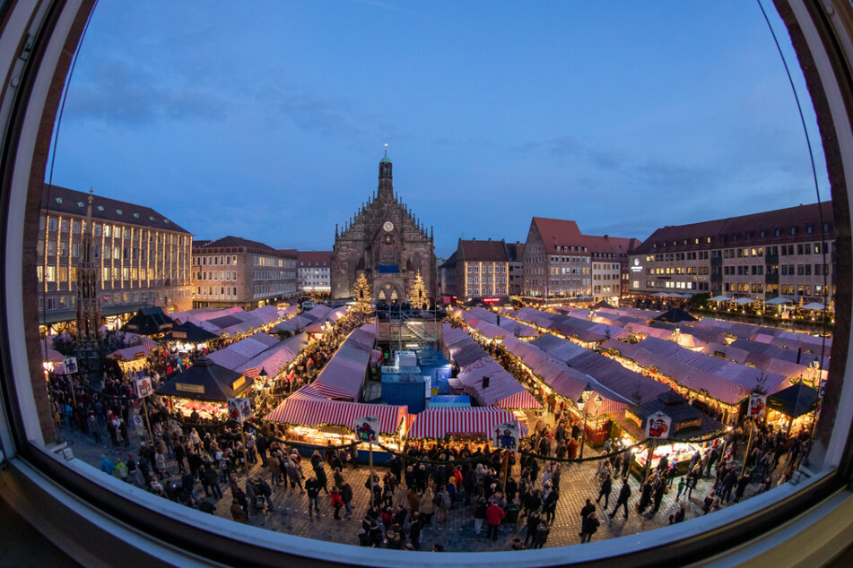Nach der Absage im vergangenen Jahr soll der Nürnberger Christkindlesmarkt in diesem Jahr wieder stattfinden - allerdings mit verändertem Konzept. (Archiv)