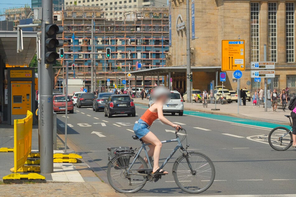 Doppeltes Vergehen: Selbst bei intakter Ampelanlage ist das Überqueren mit dem Fahrrad verboten.