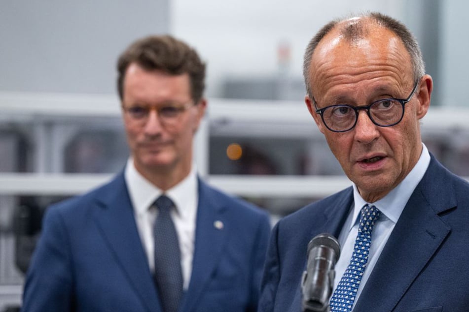 Ein Tag nach den Stichwahlen: Bundeskanzler Friedrich Merz kommt nach NRW