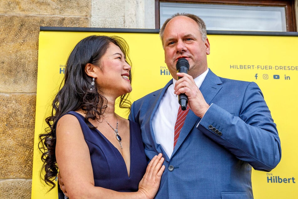 Bei der Bürgermeisterwahl im Sommer letzten Jahres wirkten Dirk Hilbert (51, FDP) und So Yeon Hilbert (42) noch glücklich. Doch mittlerweile ist das Paar getrennt.