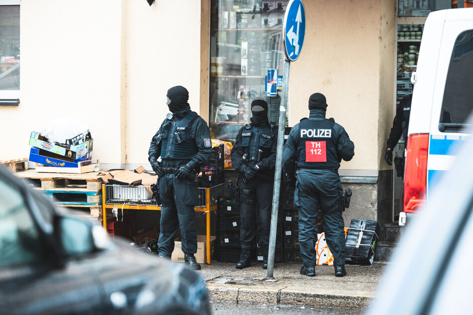 Neben Kripo-Beamten sind auch Kräfte von der Thüringer Bereitschaftspolizei vor Ort.