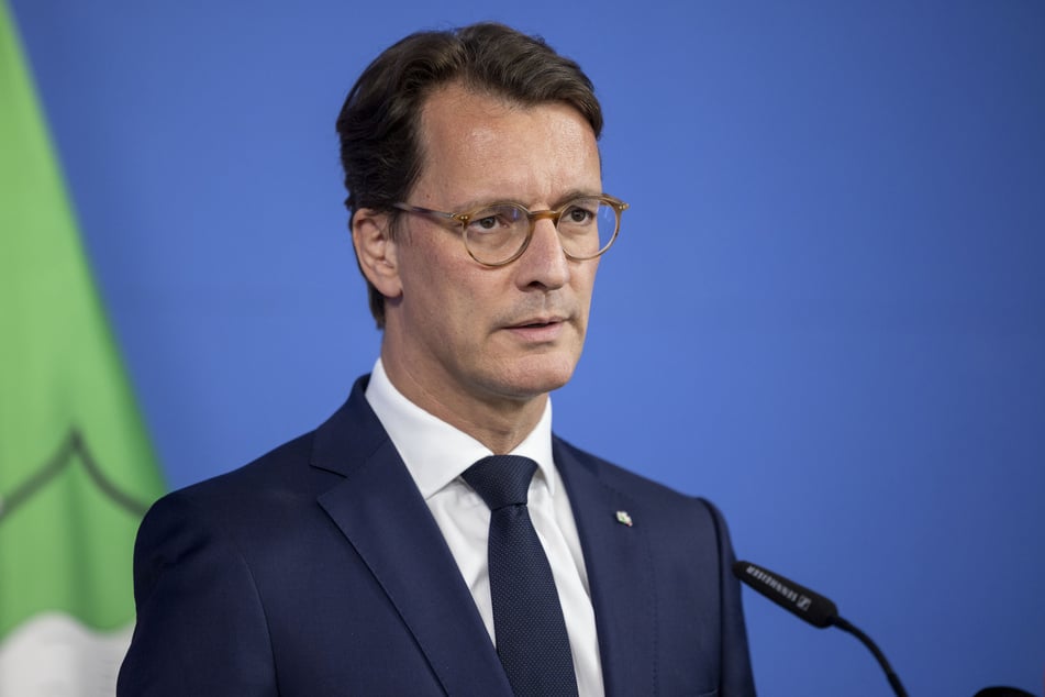 NRW-Ministerpräsident Hendrik Wüst (51) hat den Einsatzkräften seinen Dank ausgesprochen.